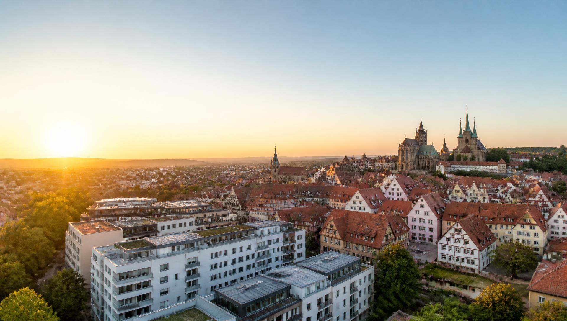 Erfurt Stadtbild mit historischen Gebäuden und modernen Wohnungen